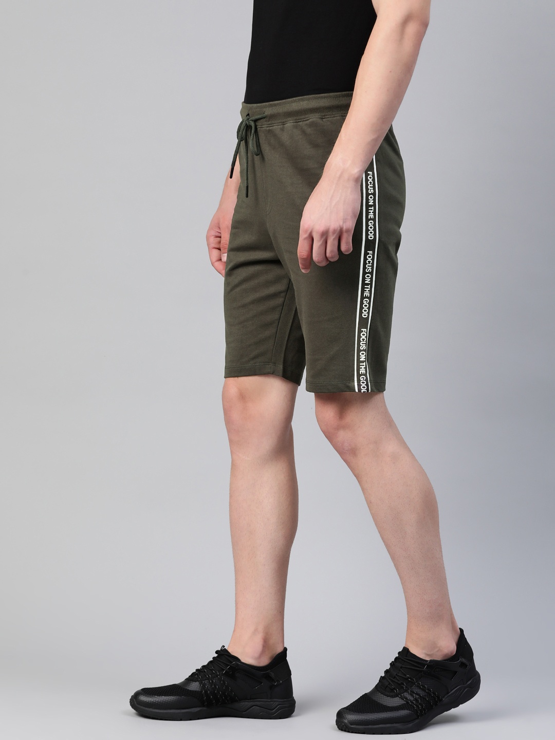 

Harvard Men Olive Solid Pure Cotton Mid-Rise Regular Shorts