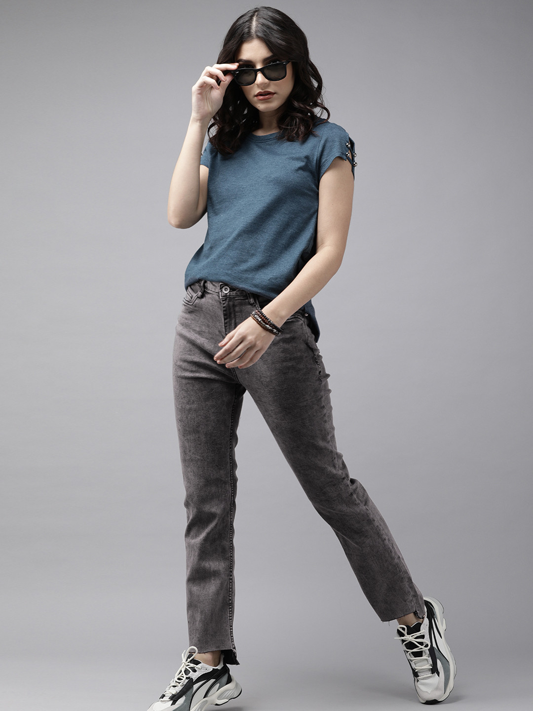 

Roadster Women Black Straight Fit Light Fade Stretchable Jeans