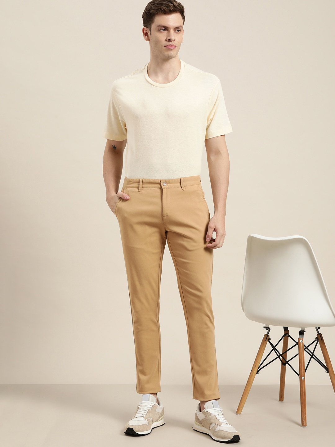 

INVICTUS Men Beige Slim Fit Solid Chinos Trousers With Side Stripe