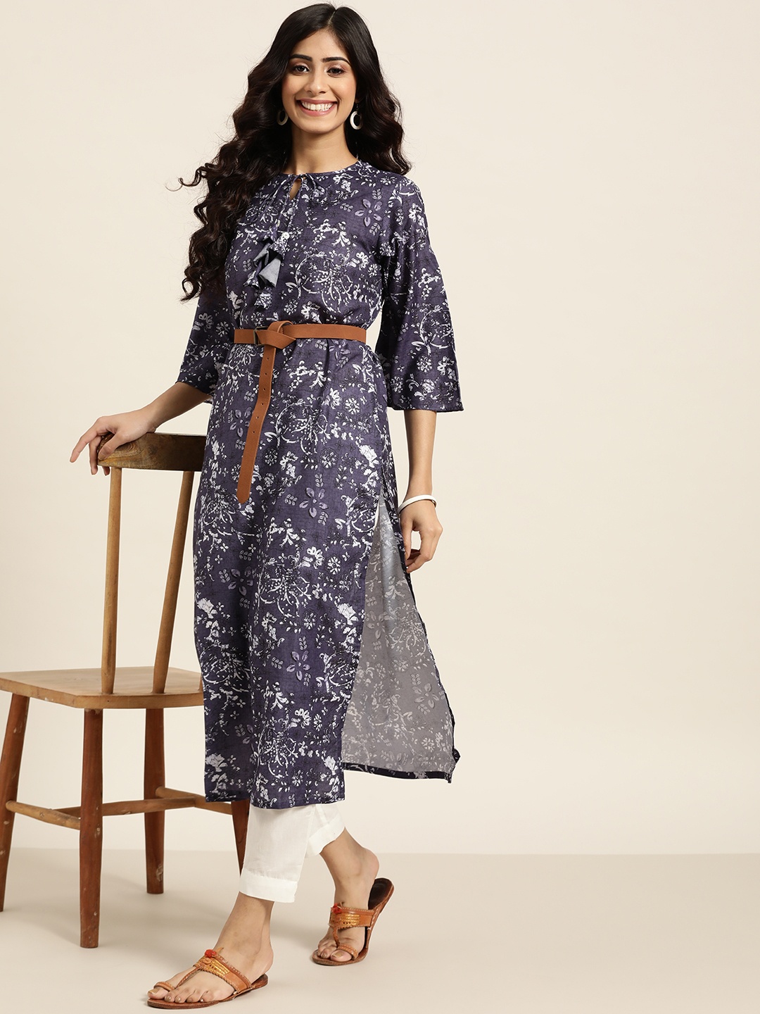 

Sangria Women Navy Blue & White Floral Printed Keyhole Neck Bell Sleeves Kurta