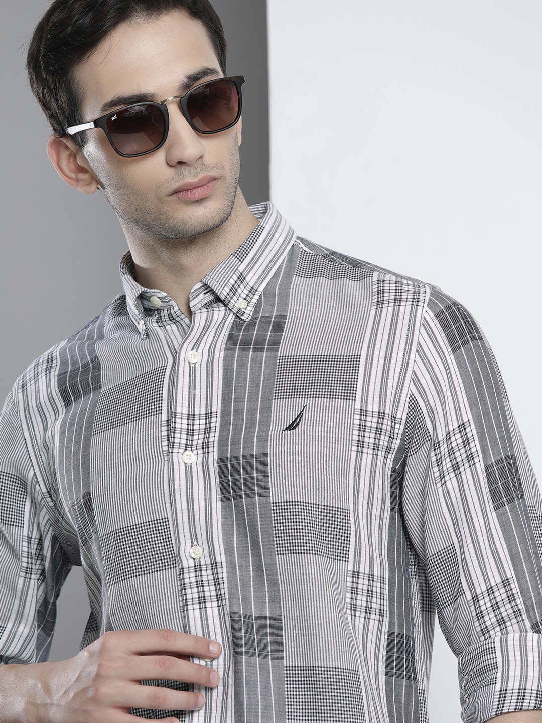 

Nautica Men Grey & White Slim Fit Checked Casual Shirt