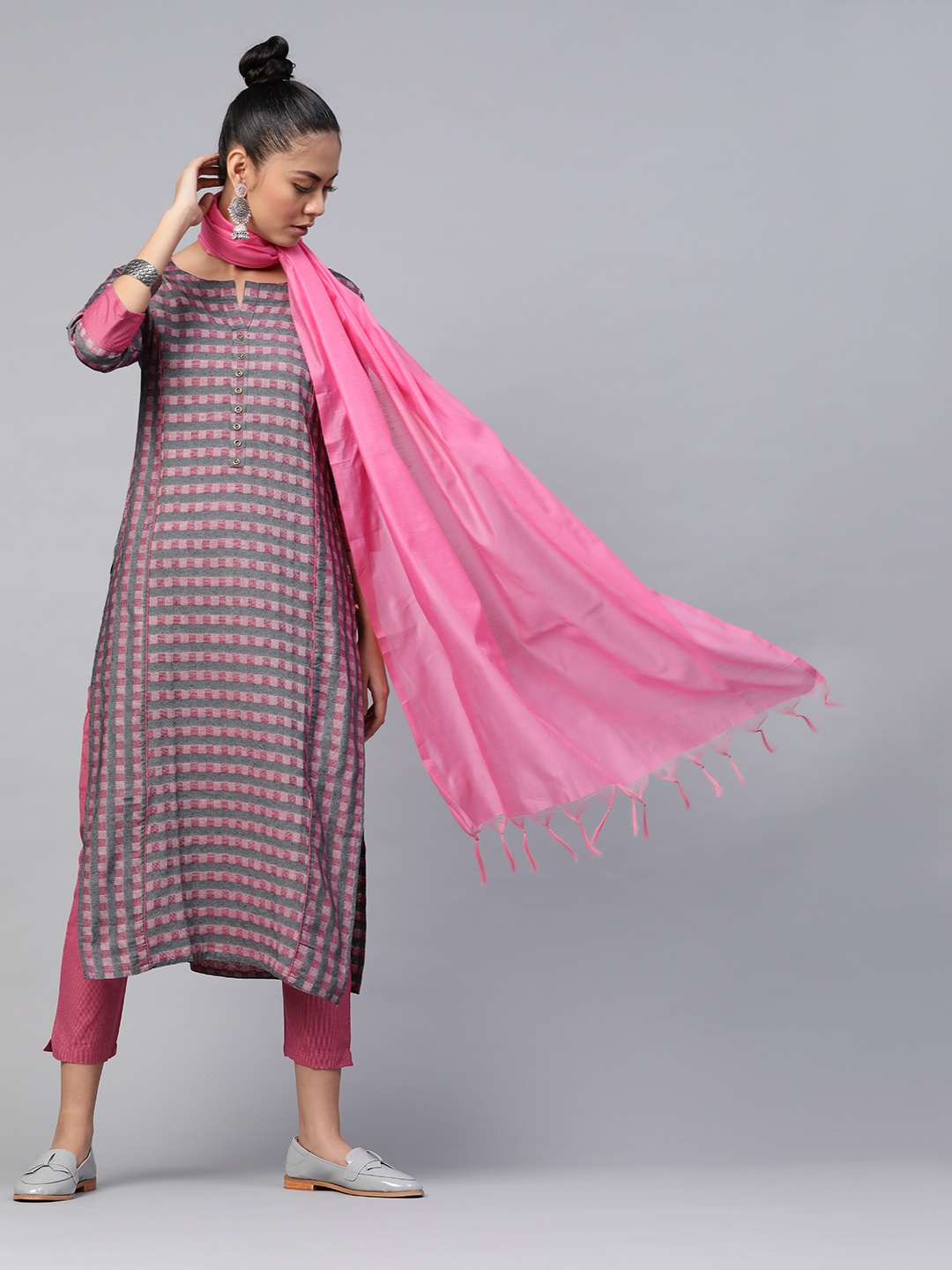 

KSUT Women Grey & Pink Checked Kurta with Trousers & Dupatta