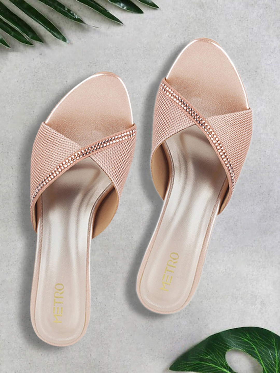

Metro Women Beige Textured Kitten Heels