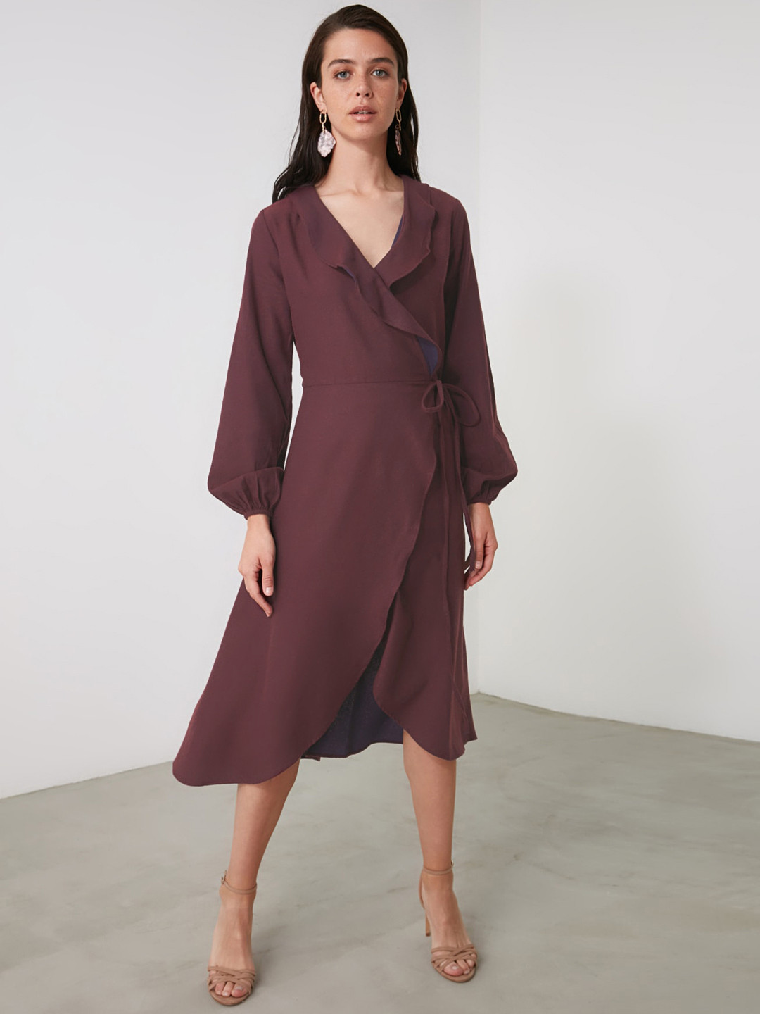 

Trendyol Women Burgundy Solid Longline Tie-Up Shrug With Puff Sleeves