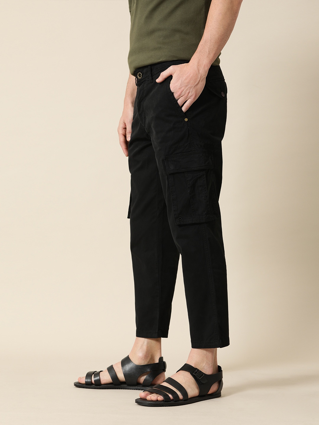 

Mr Bowerbird Men Black Liberal Fit Solid Cargos