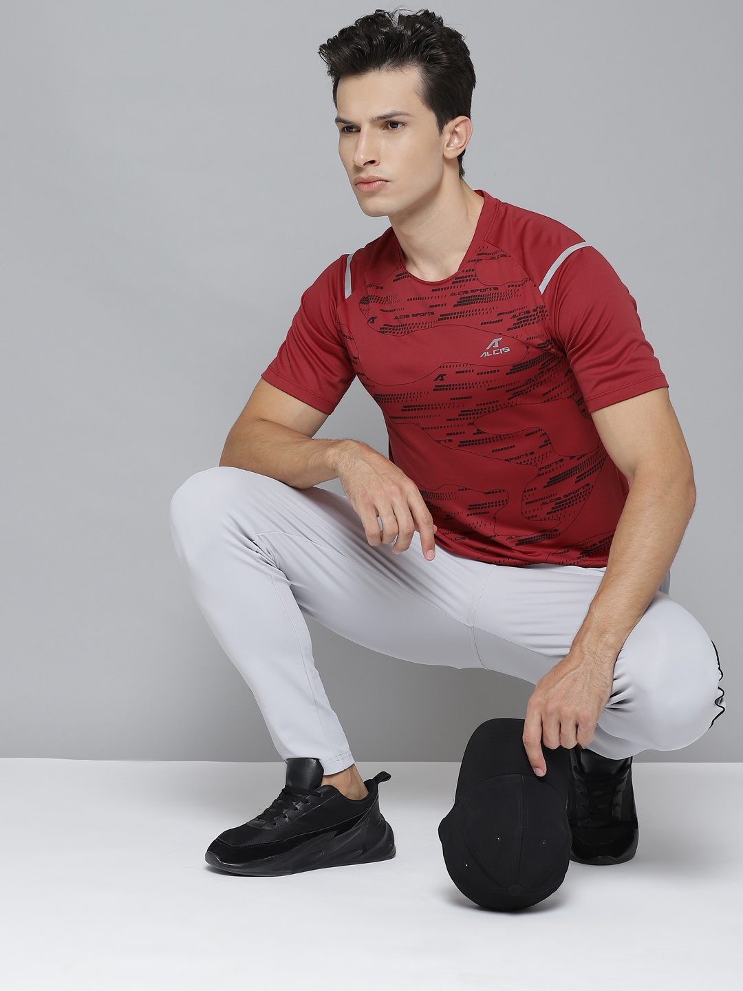 

Alcis Men Maroon & Black Printed Round Neck Training T-shirt