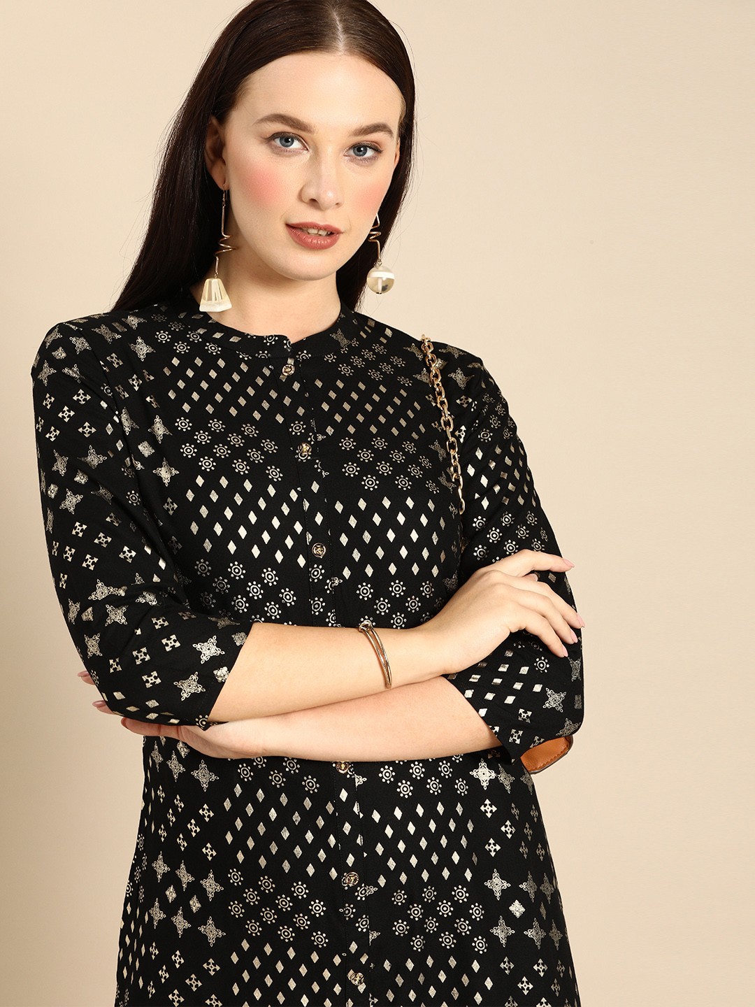 

Anouk Women Black & Gold-toned Geometric Foil Printed Kurta