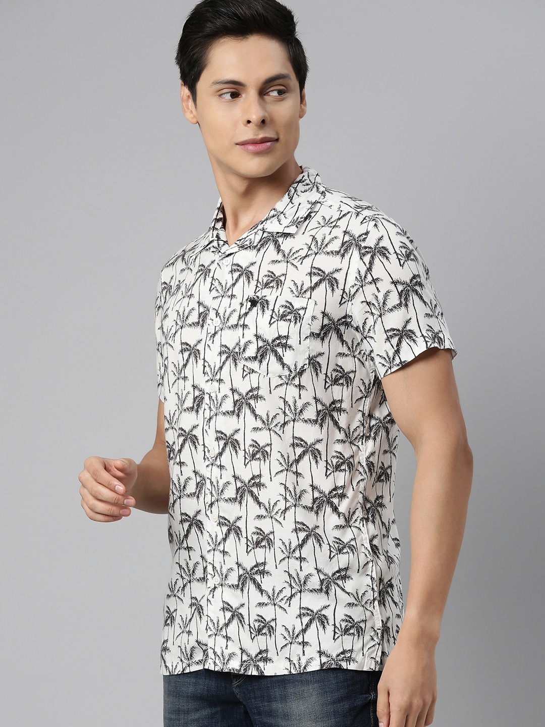 

THE BEAR HOUSE Men White & Black Slim Fit Tropical Printed Casual Shirt