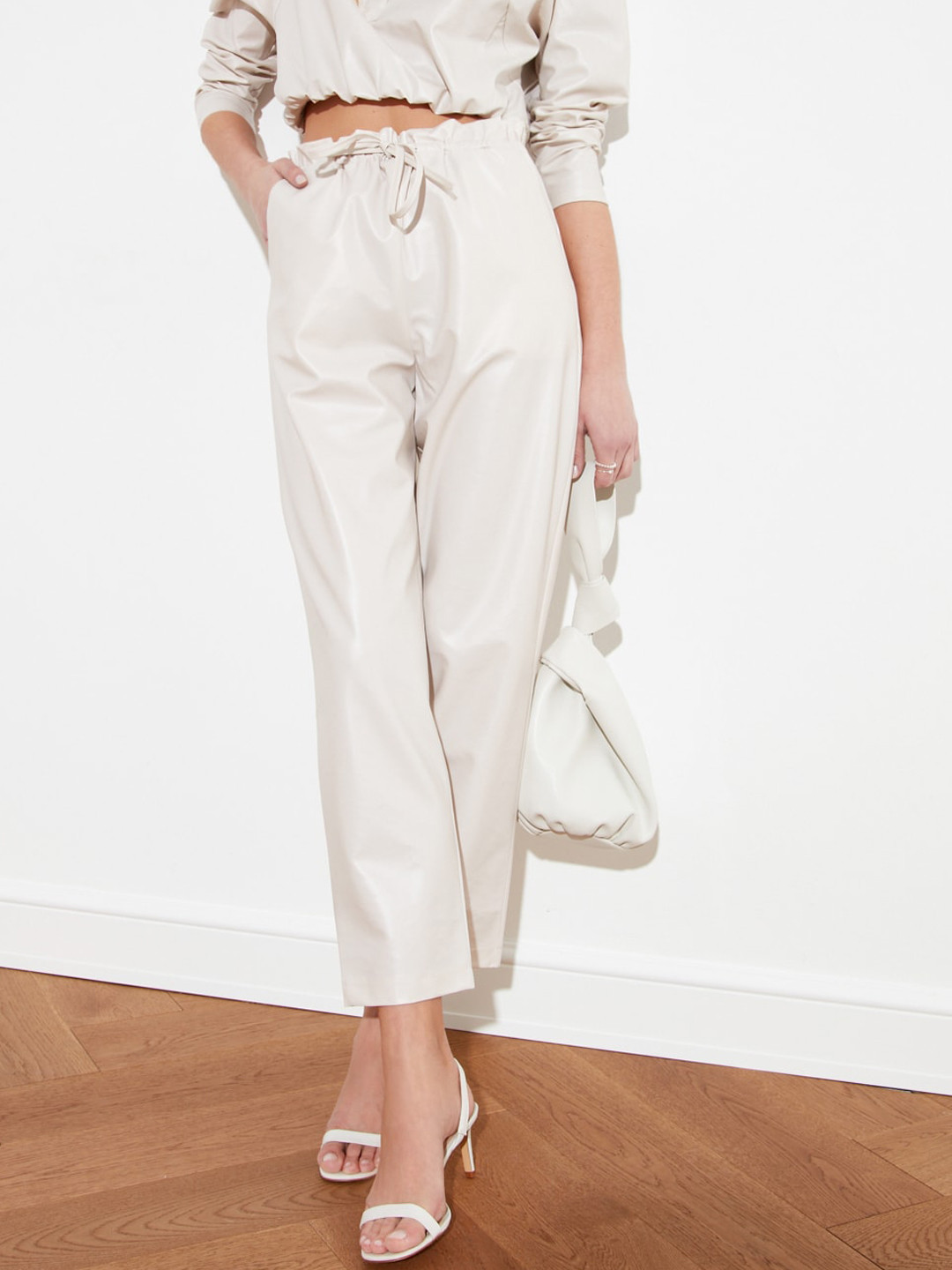 

Trendyol Women Off-White Regular Fit Solid Cropped Trousers
