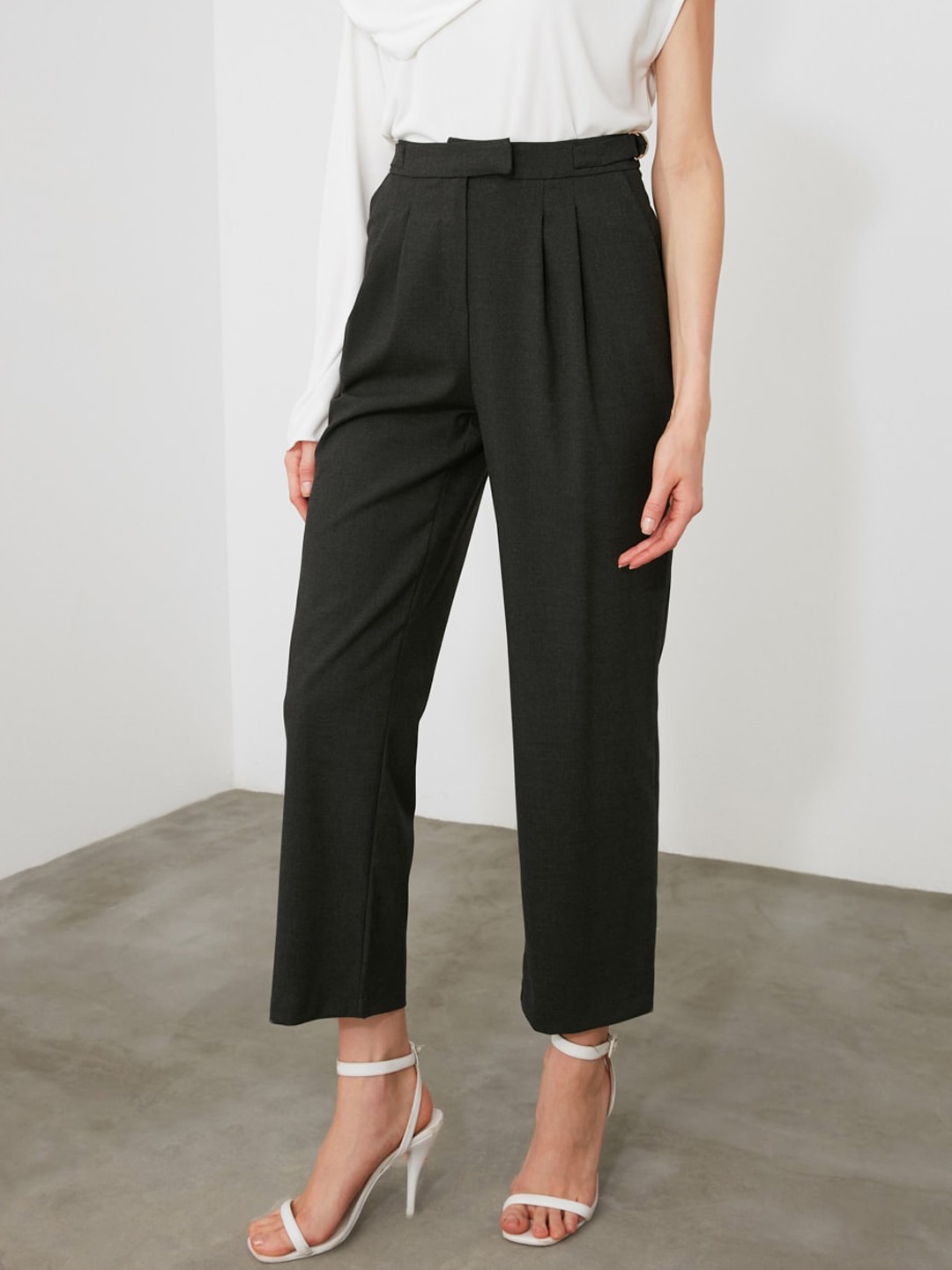 

Trendyol Women Charcoal Grey Regular Fit Solid Cropped Trousers