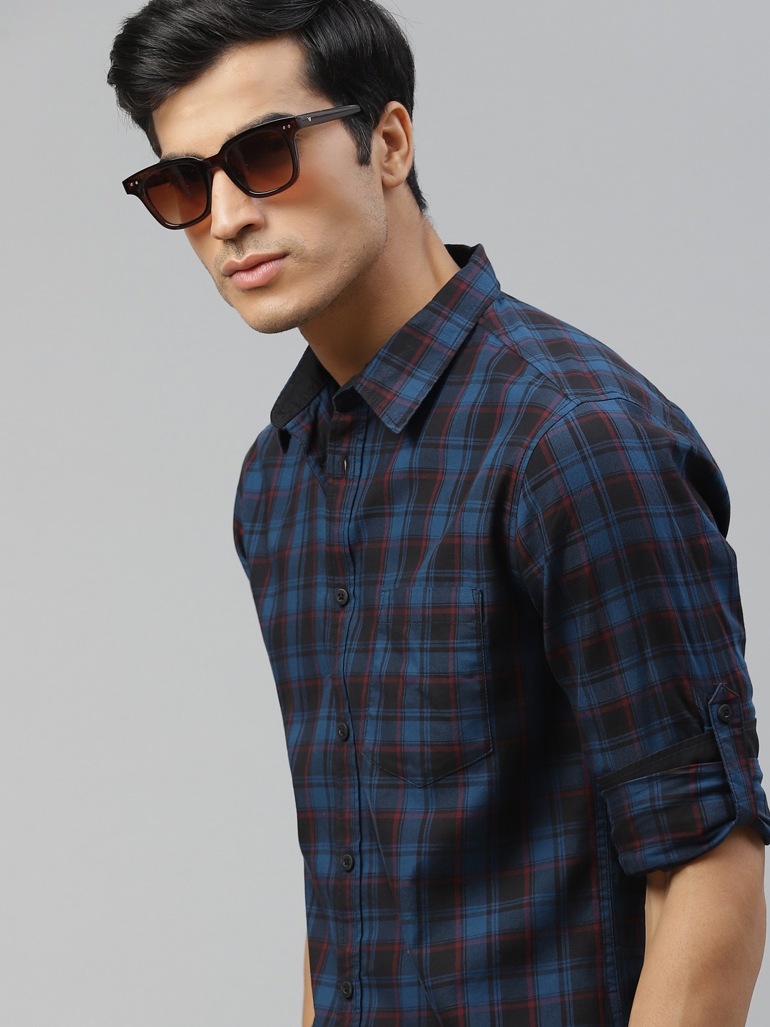 

Roadster Men Navy Blue & Black Pure Cotton Regular Fit Checked Casual Shirt