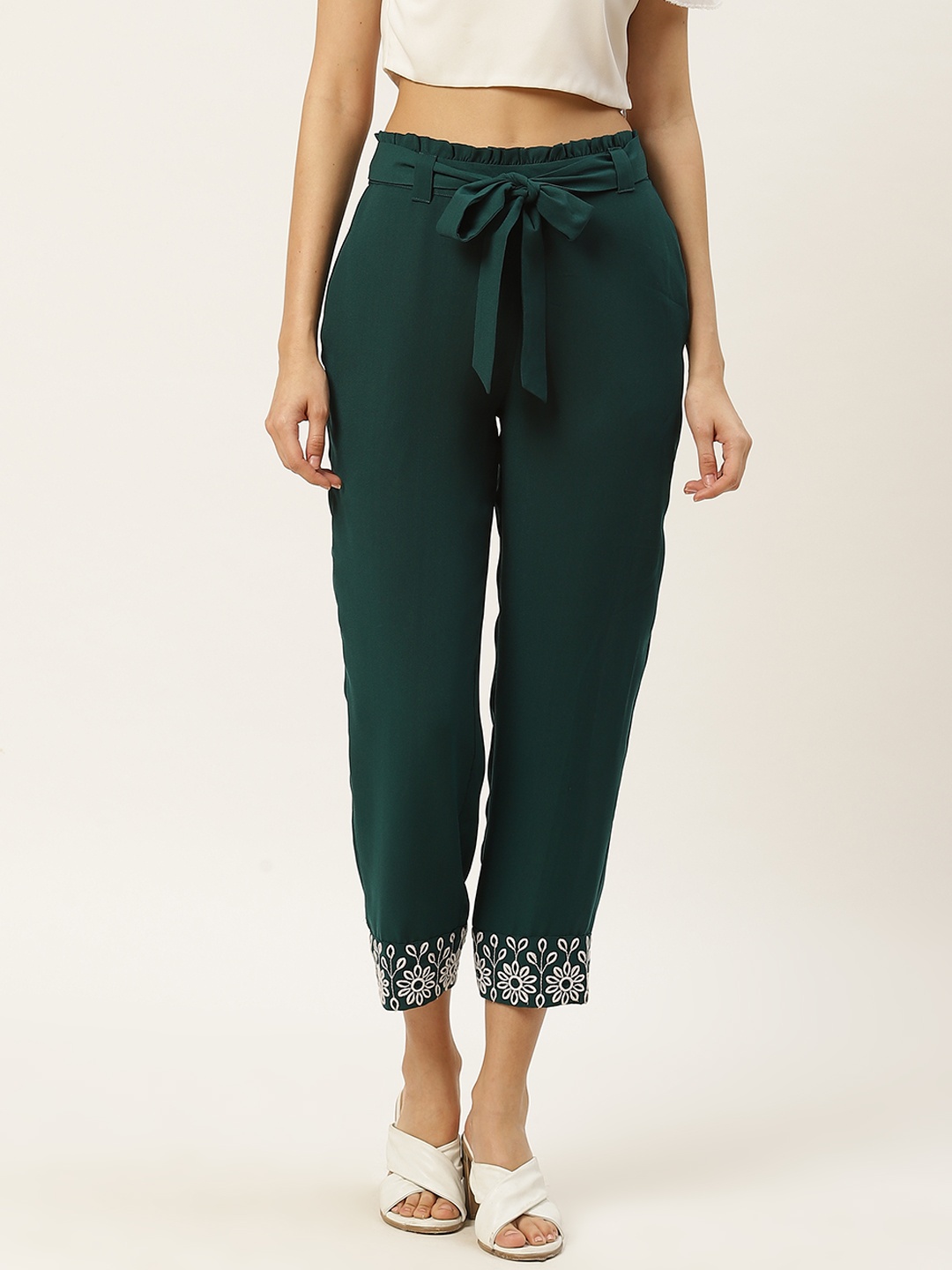 

DODO & MOA Women Green Regular Fit Solid Cropped Trousers