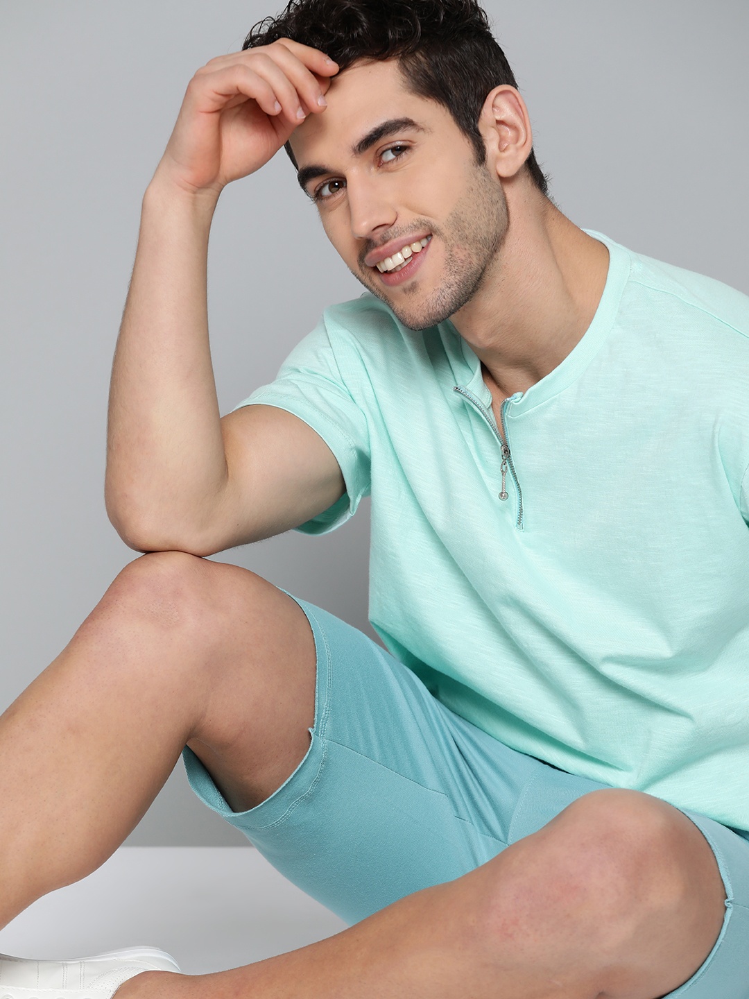 

M&H Easy Men Blue Solid Henley Neck T-shirt