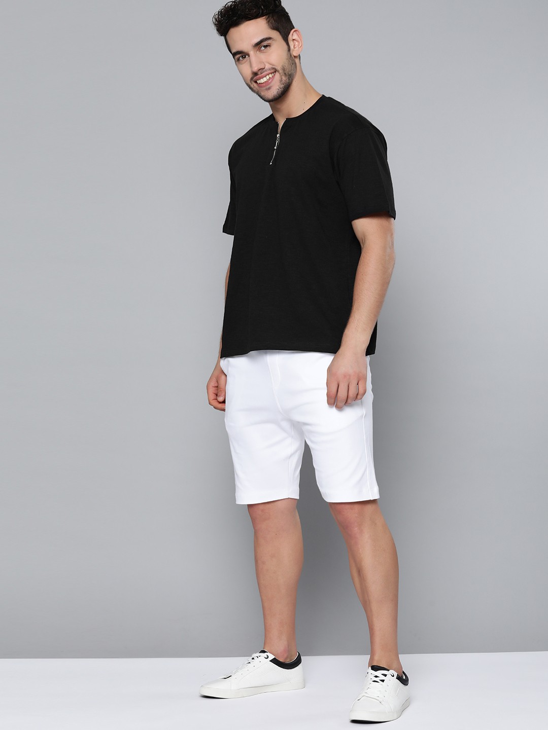 

M&H Easy Men Black Solid Henley Neck T-shirt