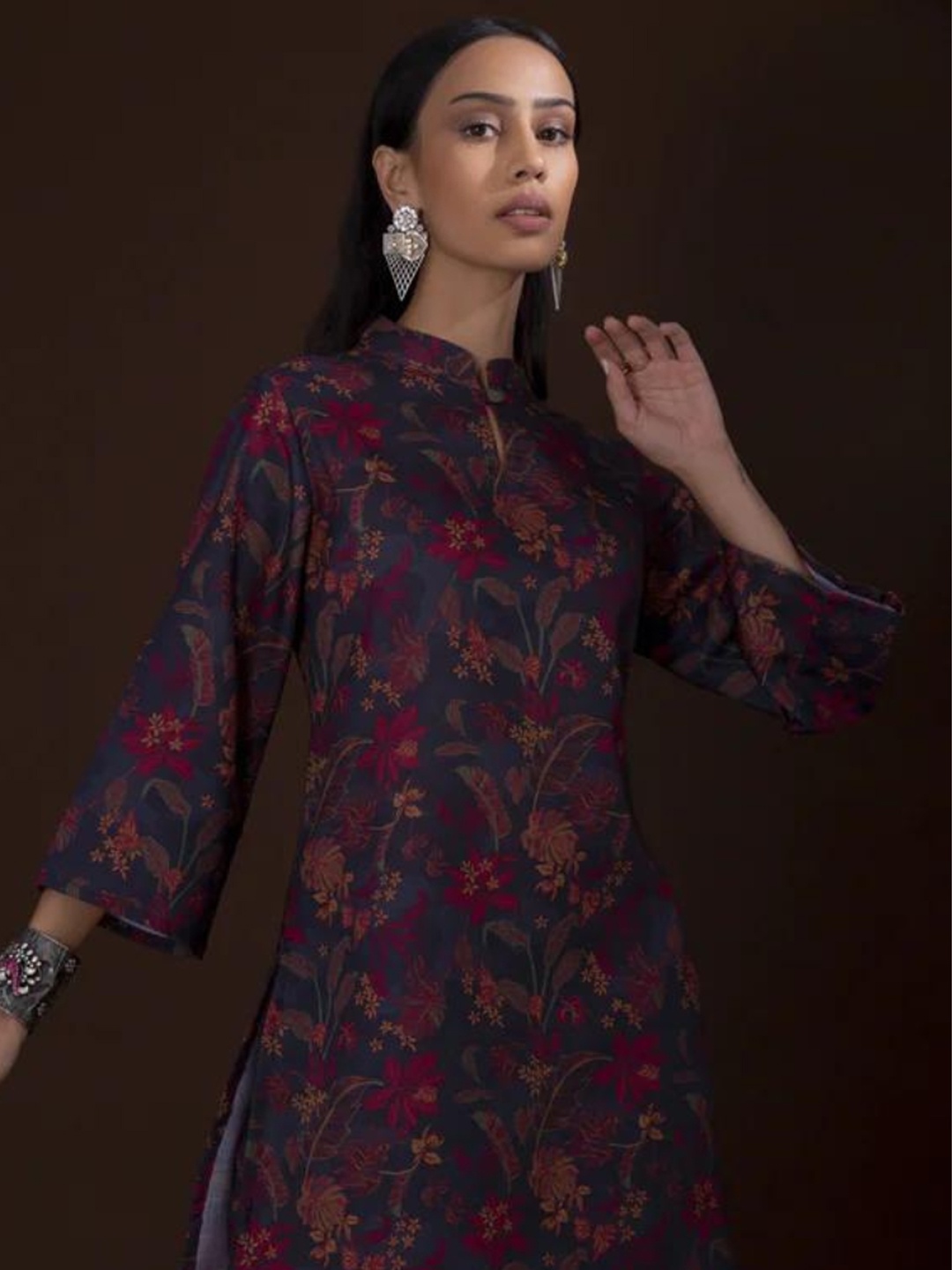 

Saaki Women Grey & Red Floral Printed Kurta