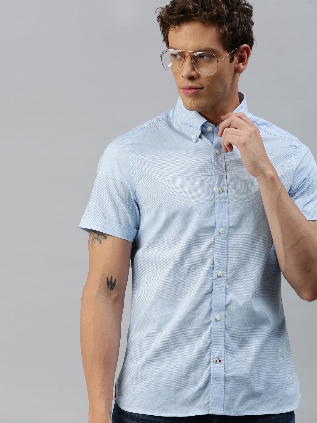 

Tommy Hilfiger Men Blue Slim Fit Striped Casual Shirt
