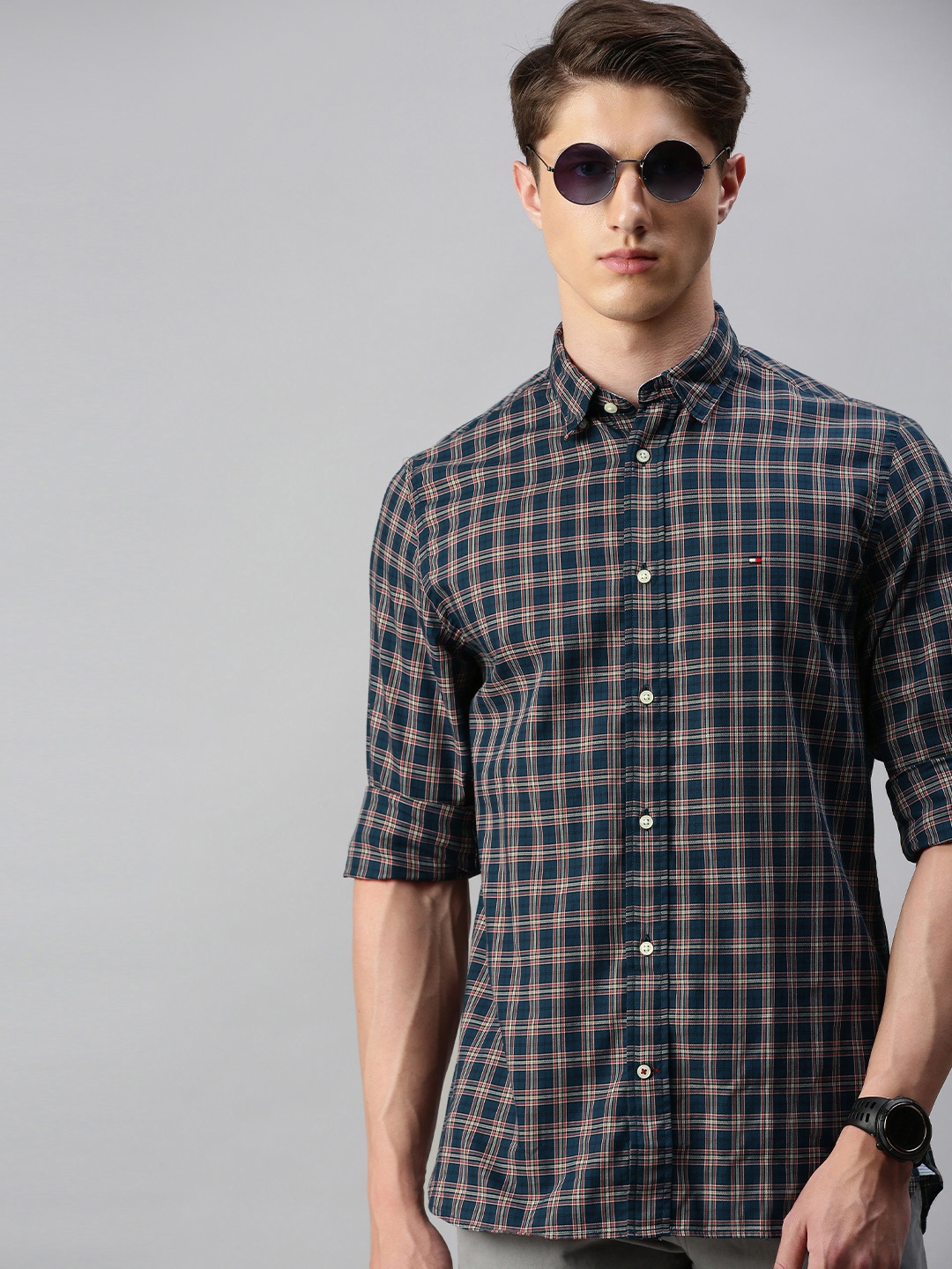

Tommy Hilfiger Men Blue & Red Regular Fit Checked Casual Shirt