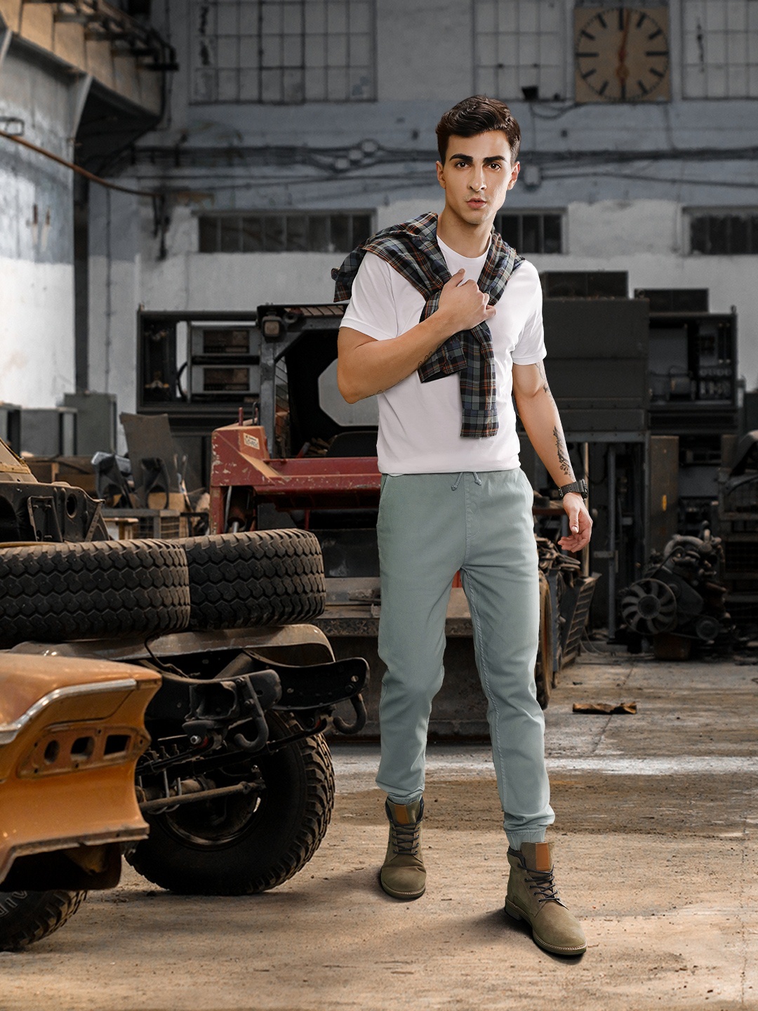 

Roadster Men Grey Regular Fit Solid Joggers