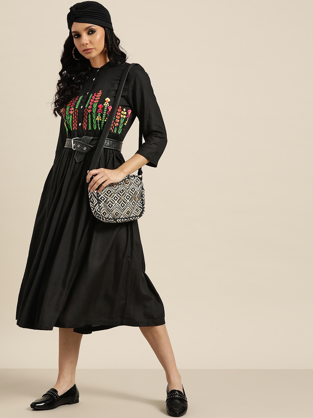 

Sangria Black & Green Ethnic Motifs Embroidered A-Line Midi Dress