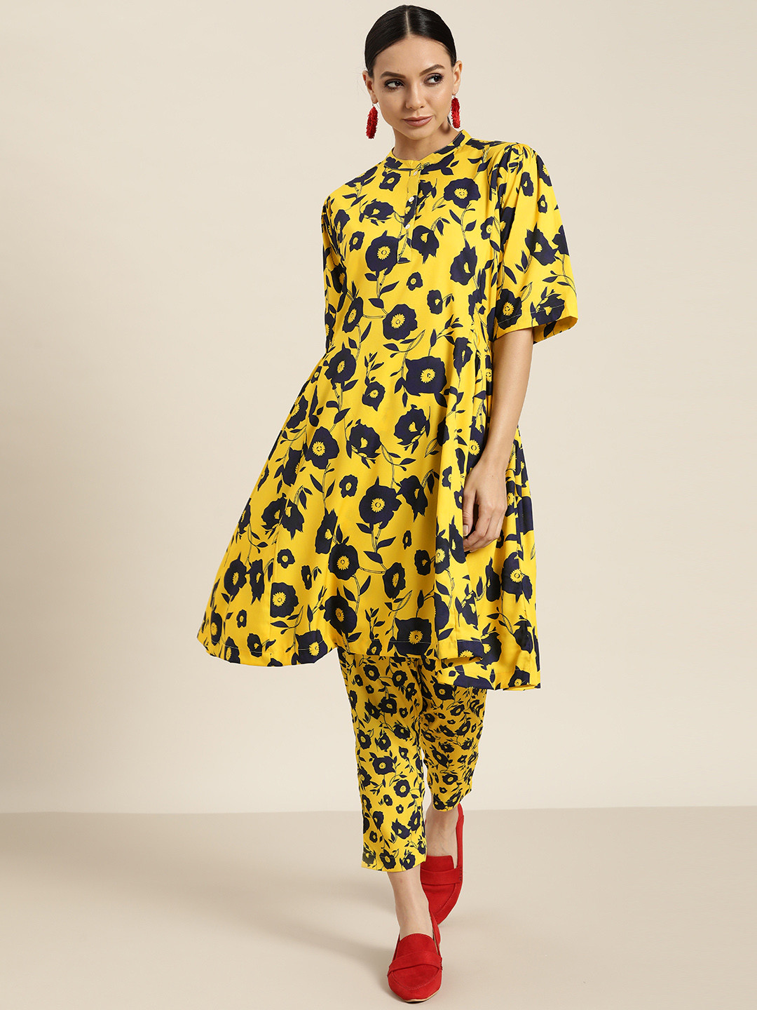 

Sangria Women Yellow & Navy Blue Floral Print Kurta & Trousers