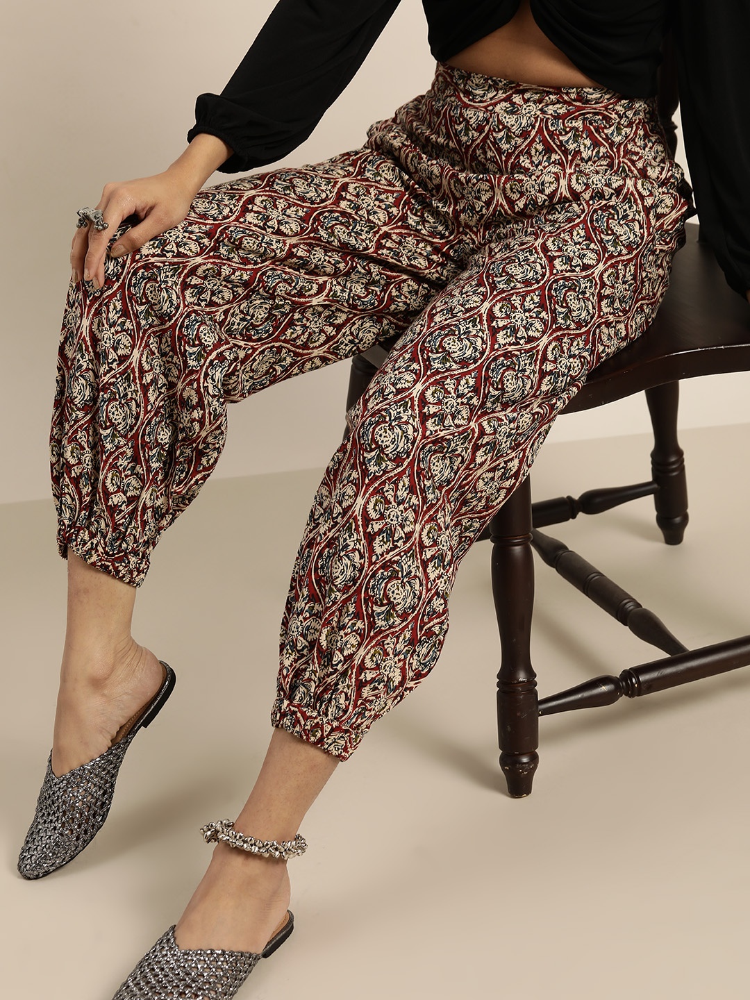 

Shae by SASSAFRAS Women Maroon & Off-White Regular Fit Printed Joggers