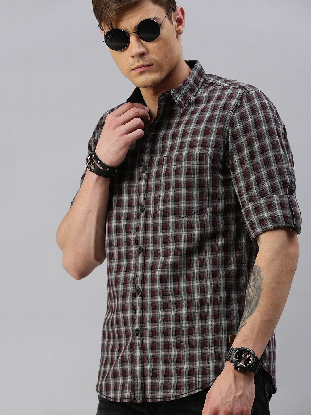

Roadster Men Maroon & White Regular Fit Checked Casual Shirt