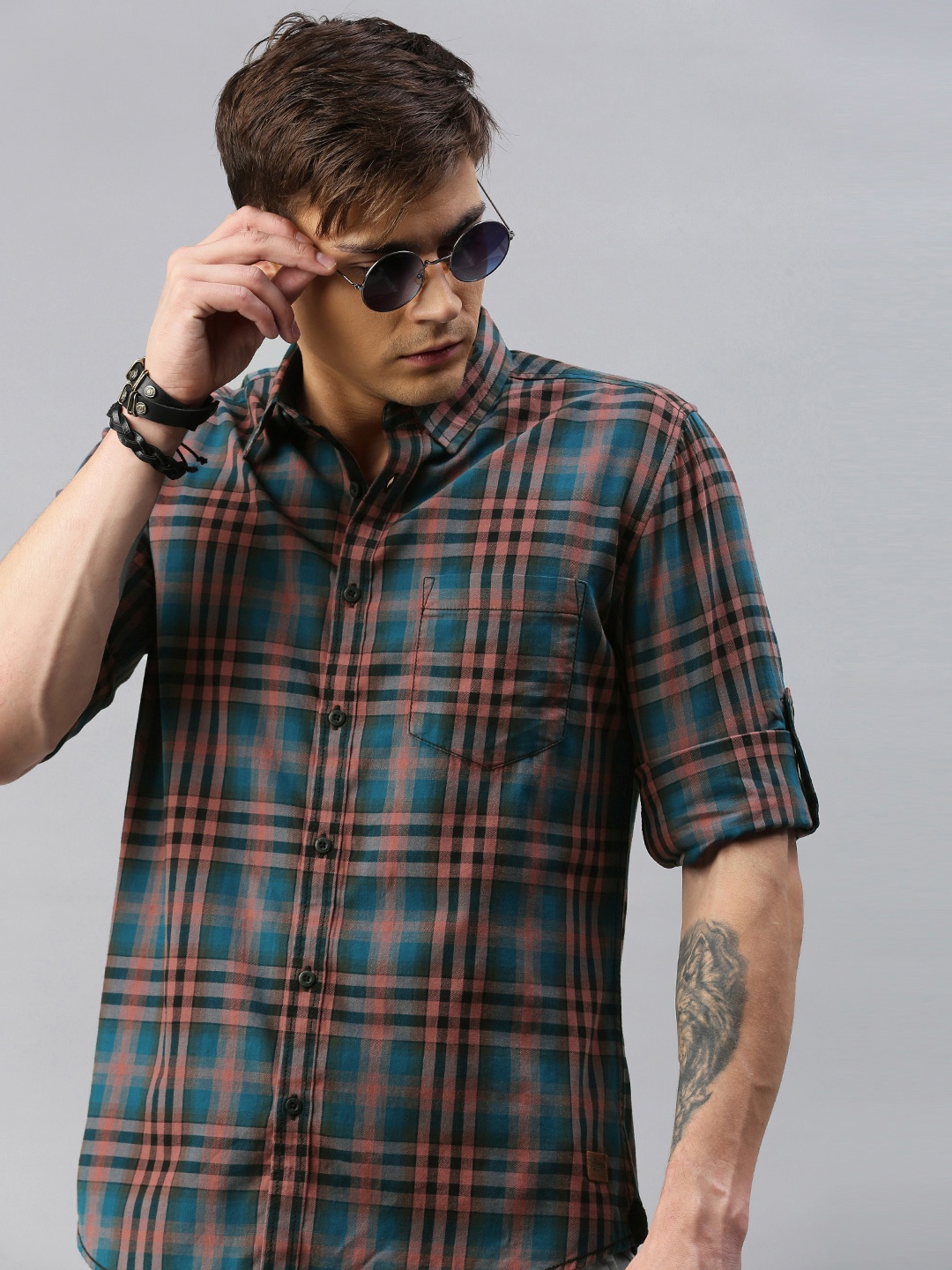 

Roadster Men Red & Blue Regular Fit Checked Casual Shirt