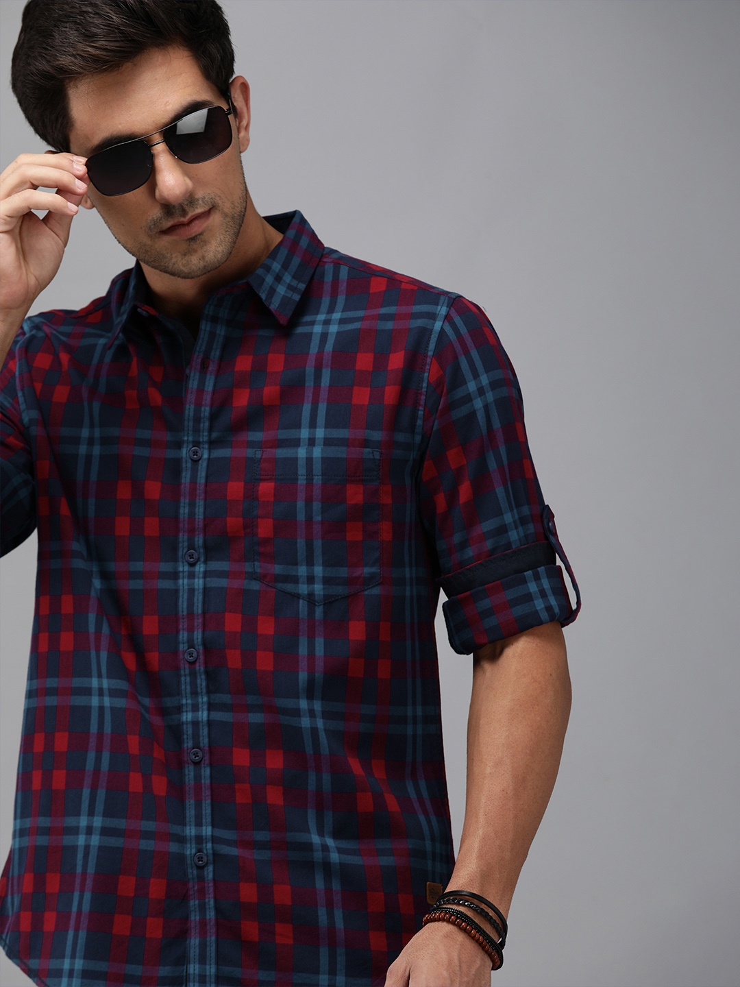 

Roadster Men Navy Blue & Red Regular Fit Checked Casual Shirt