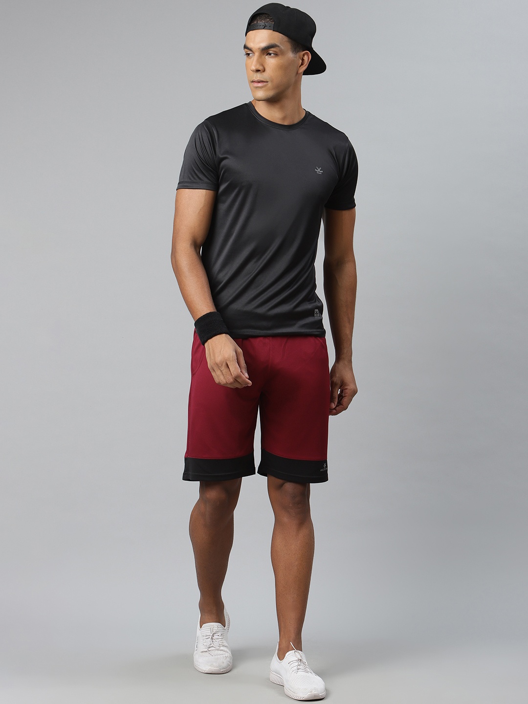 

WROGN ACTIVE Men Black Solid Slim Fit Round Neck T-shirt
