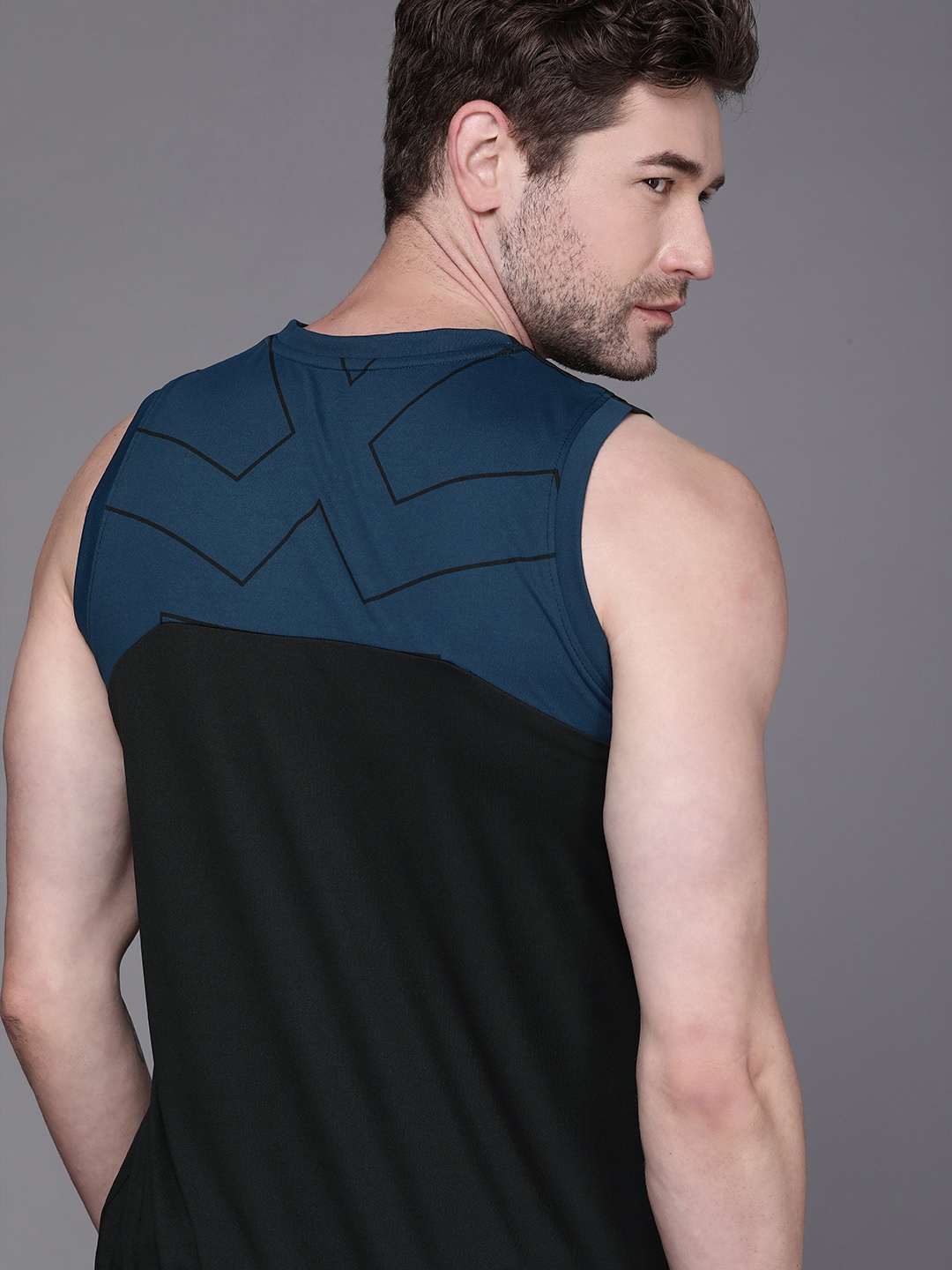 

WROGN ACTIVE Men Black & Blue Colourblocked Slim Fit T-shirt with Logo Print