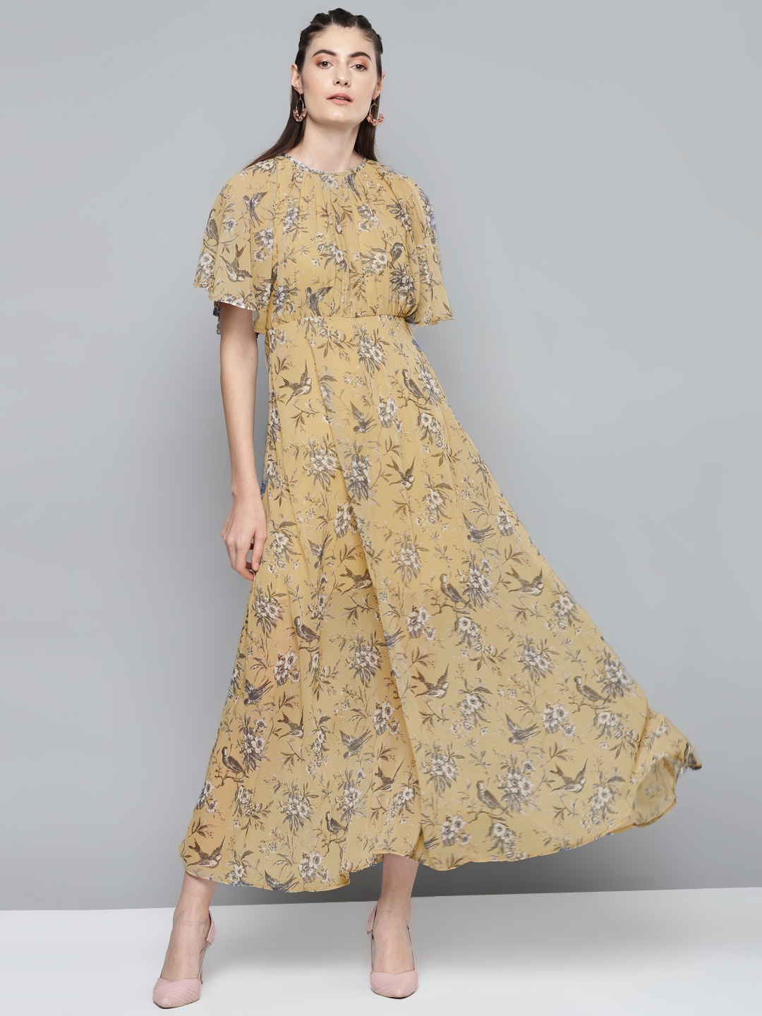 

SASSAFRAS Women Beige & Blue Floral Printed Maxi Dress