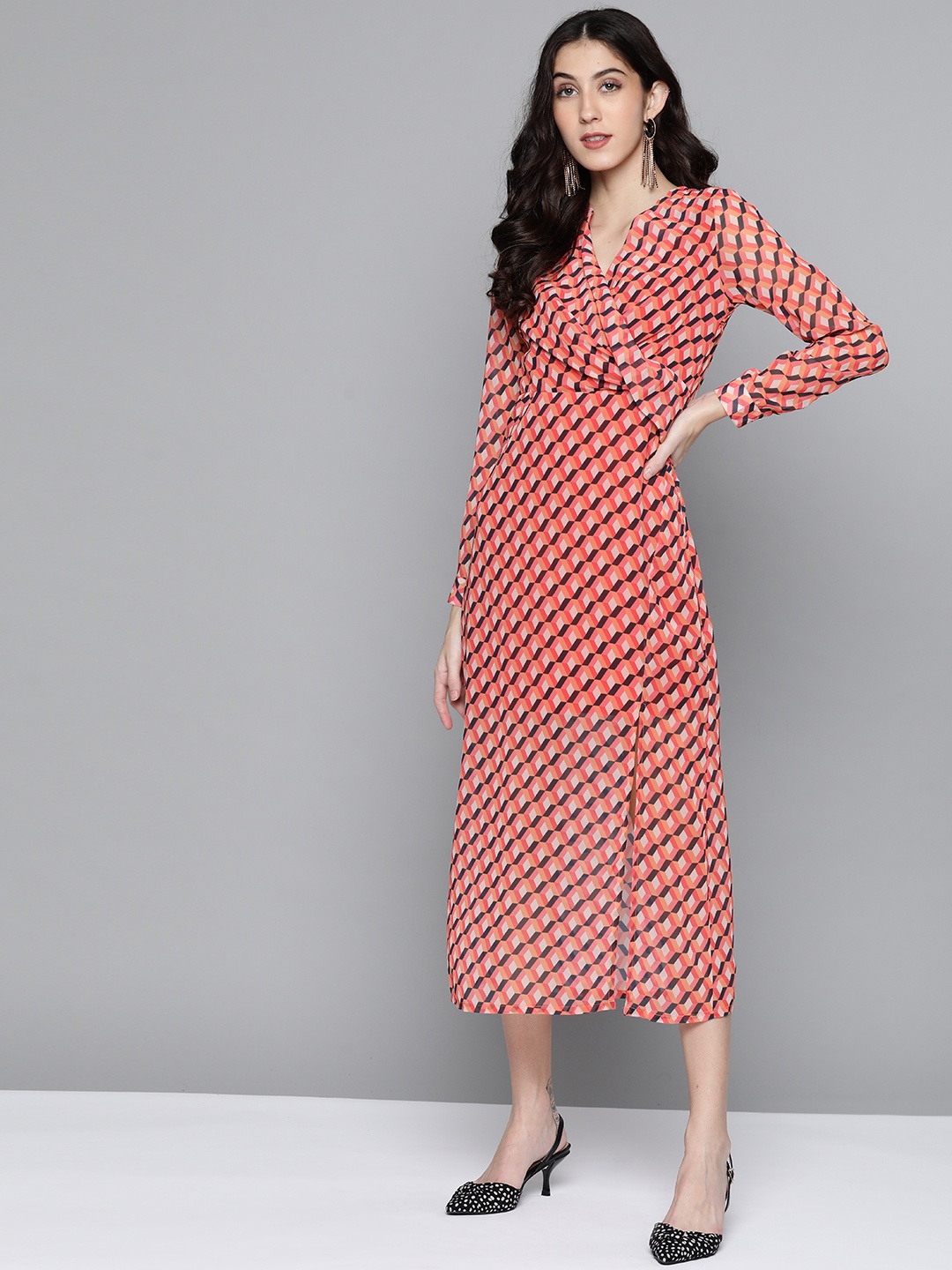 

SASSAFRAS Women Peach-Coloured & Black Geometric Printed Wrap Dress