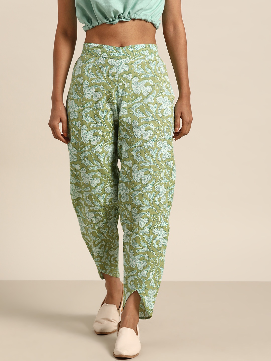 

Shae by SASSAFRAS Women Green & White Regular Fit Printed Cropped Tulip Trousers