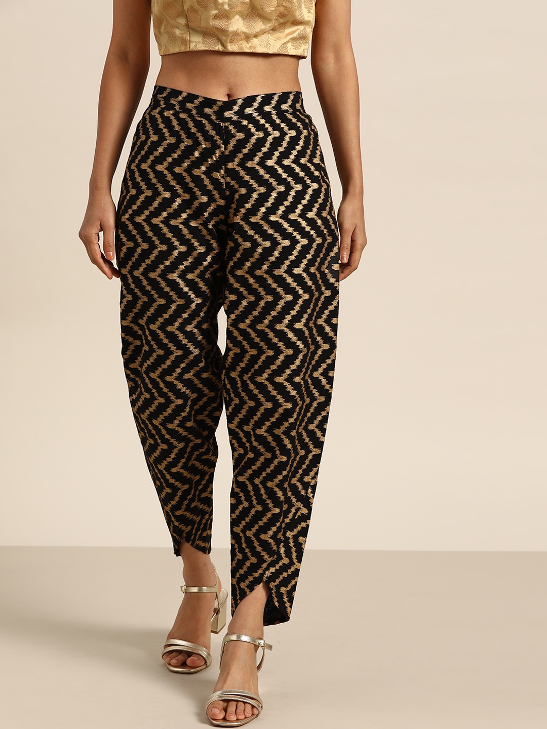 

Shae by SASSAFRAS Women Black & Golden Foil Chevron Print Tuilp Cropped Trousers