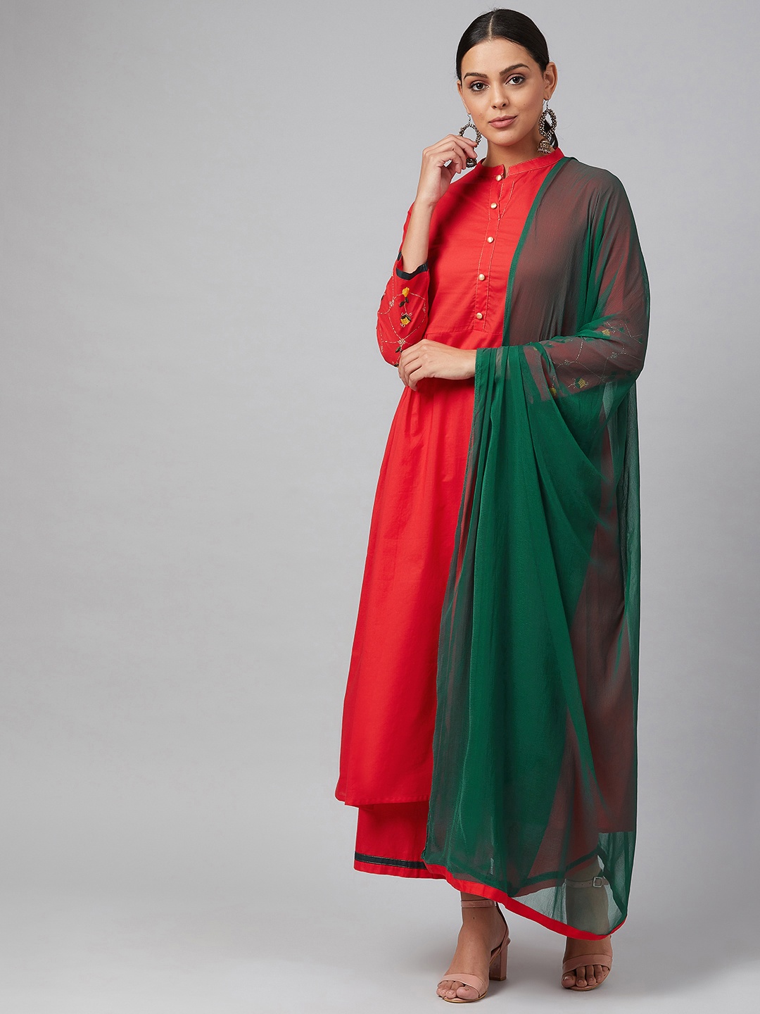 

Tulsattva Women Red & Green Solid Kurta with Palazzos & Dupatta