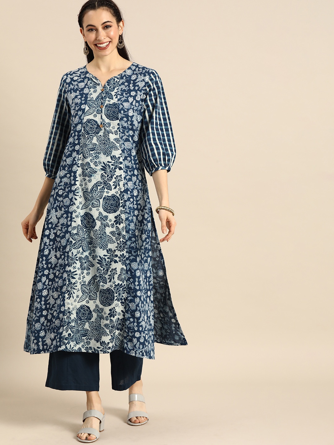 

Varanga Women Blue & White Floral Printed Kurta