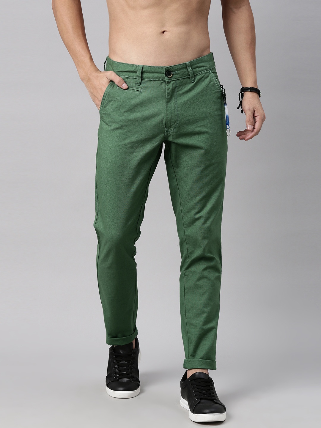 

Roadster Men Green Solid Regular Fit Trousers