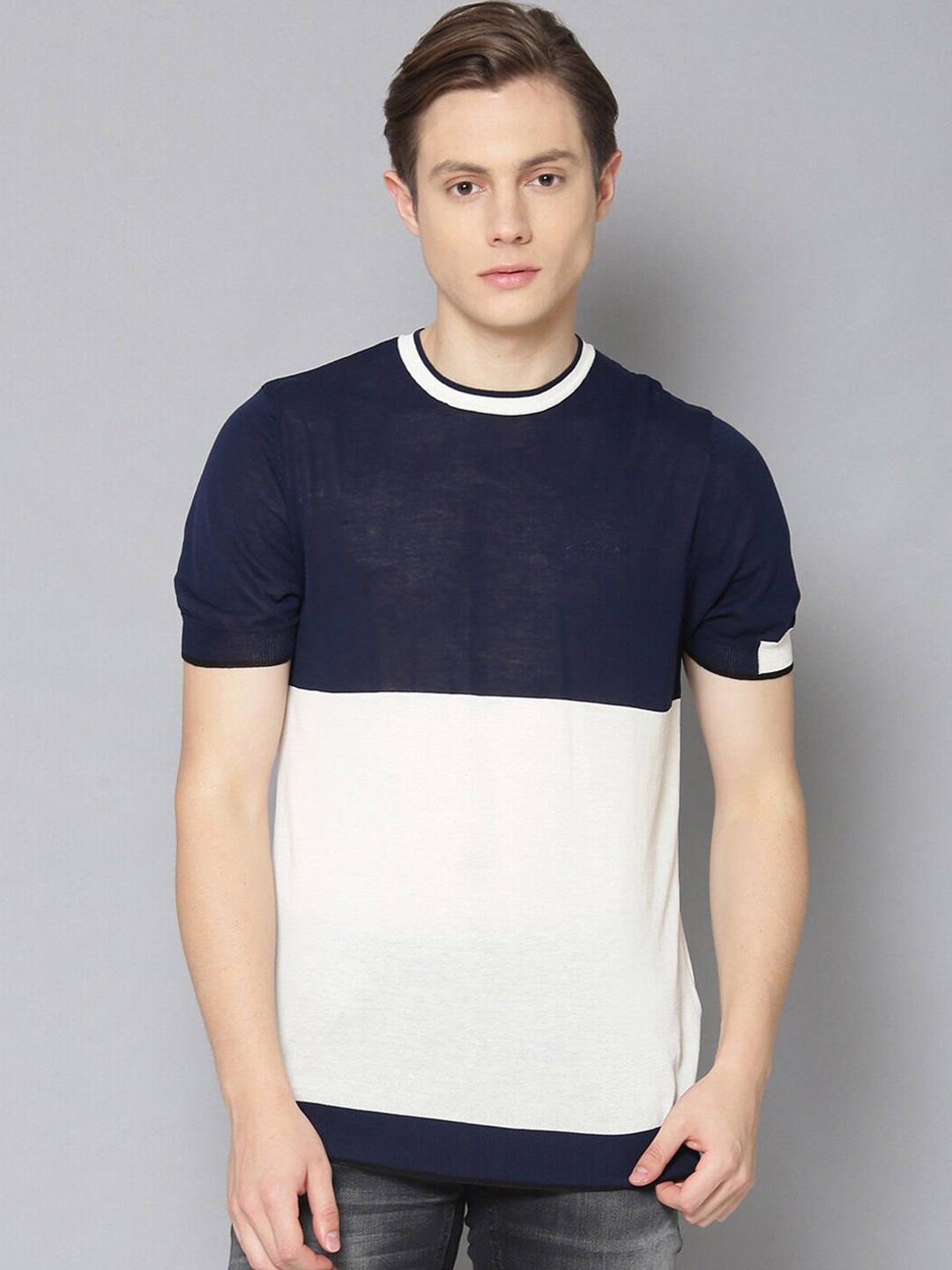 

Antony Morato Men Navy Blue & White Colourblocked Round Neck T-shirt