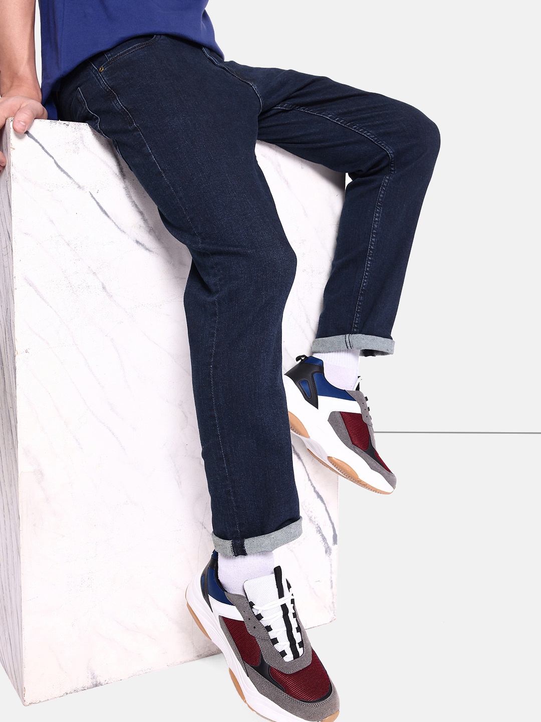 

The Roadster Lifestyle Co. Men Slim Fit Light Fade Stretchable Mid Rise Jeans, Blue