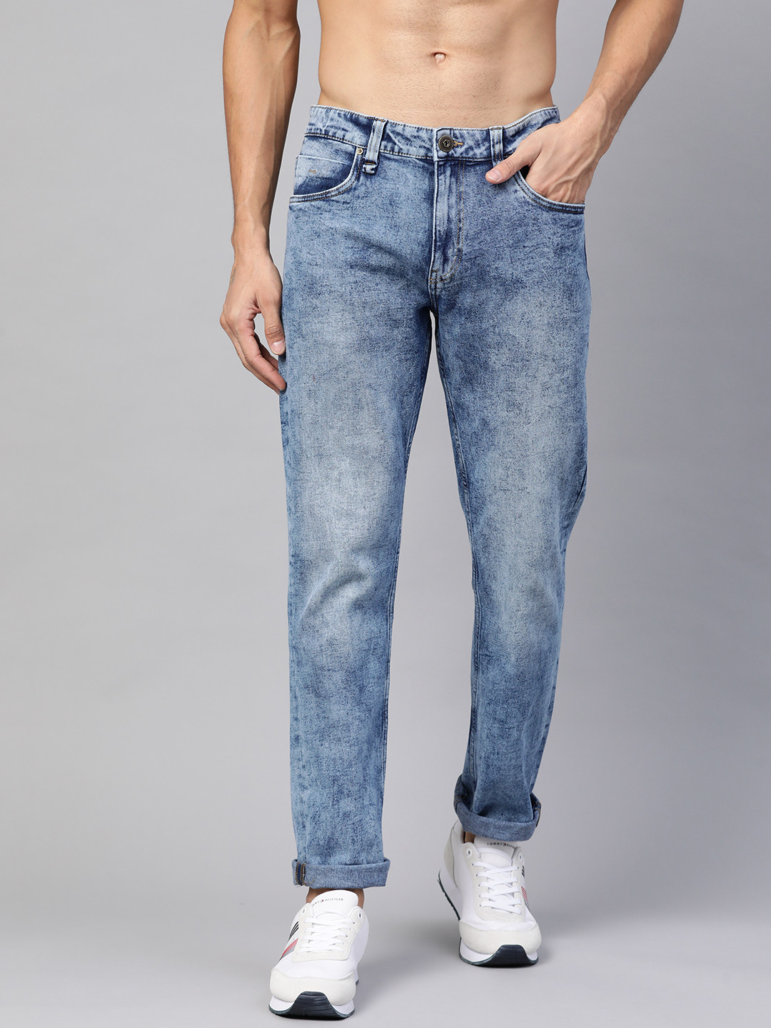 

Roadster Men Blue Light Fade Slim Tapered Fit Stretchable Jeans