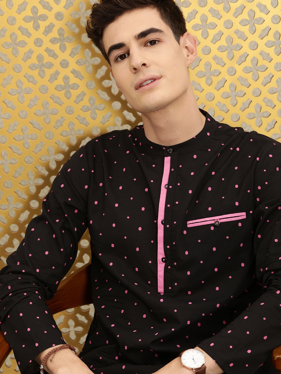 

Ode by House of Pataudi Men Black & Pink Geometric Printed Kurta