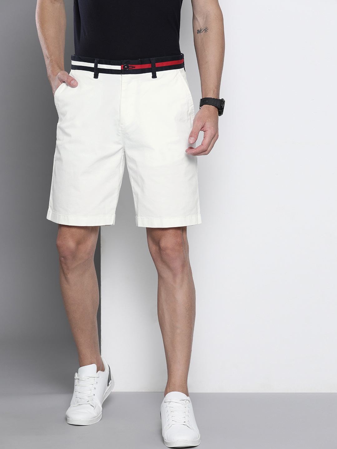 

Tommy Hilfiger Men White Solid Regular Fit Chino Shorts
