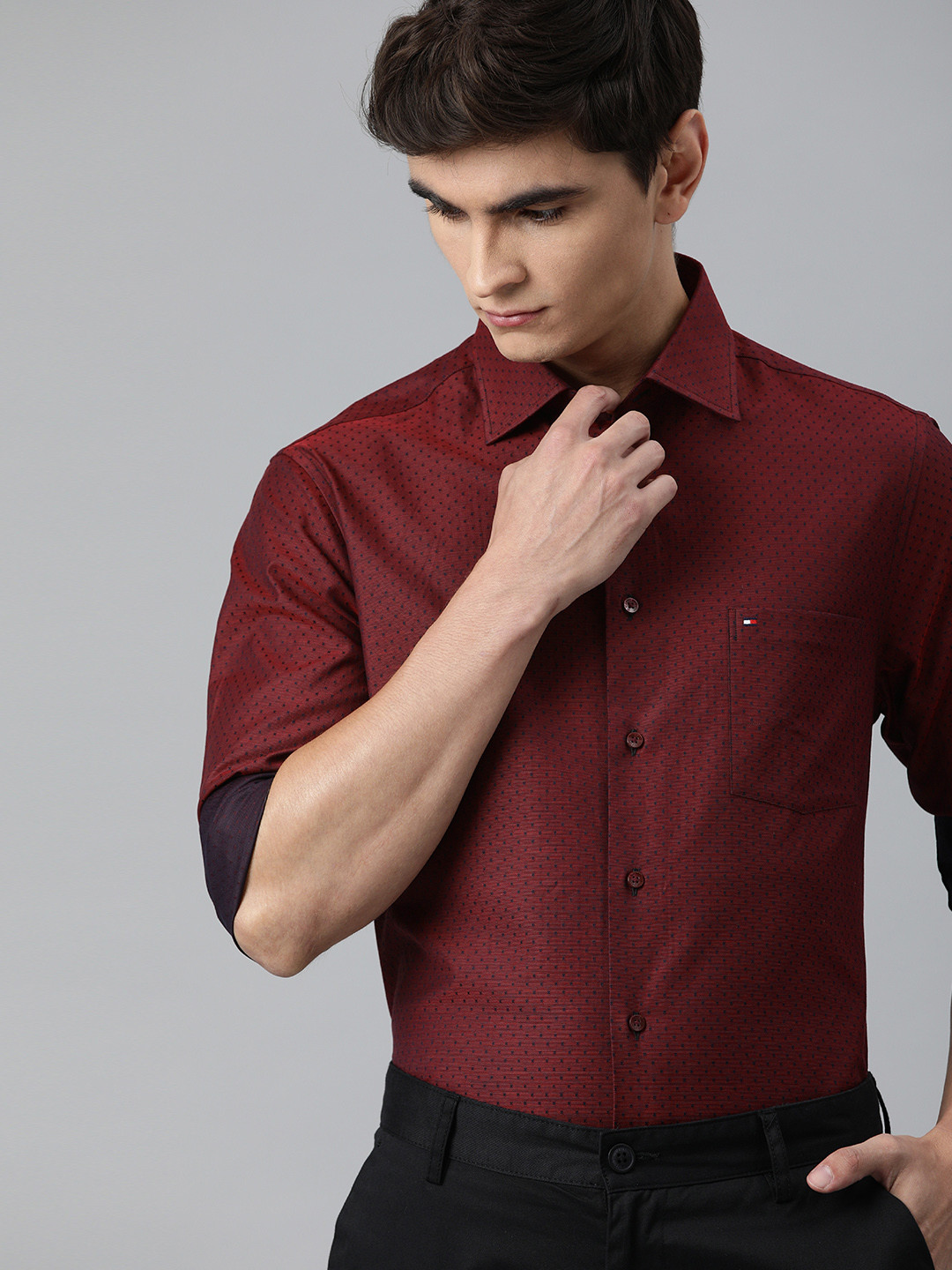 

Tommy Hilfiger Men Maroon & Black Regular Fit Dobby Self Design Smart Casual Shirt