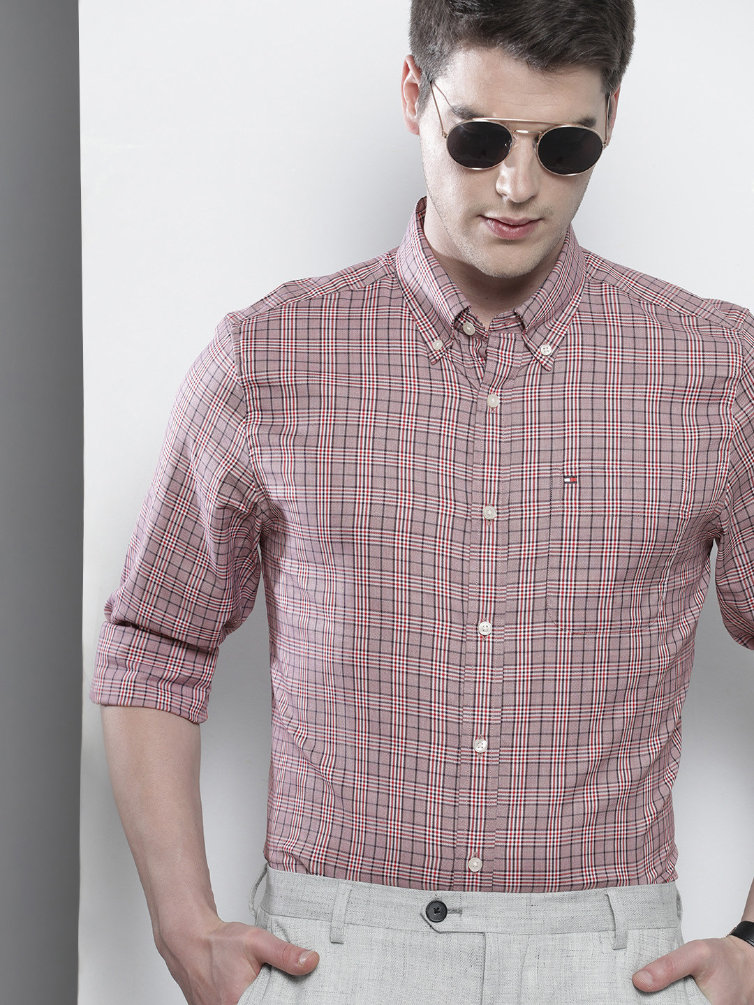 

Tommy Hilfiger Men Pink & Red Regular Fit Checked Casual Shirt