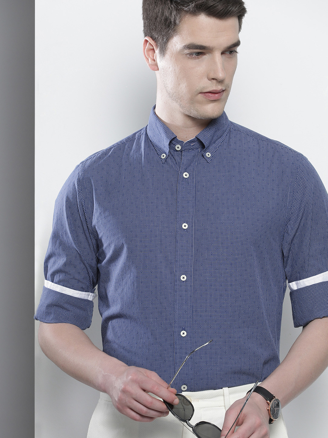 

Tommy Hilfiger Men Blue & White Regular Fit Checked Casual Shirt