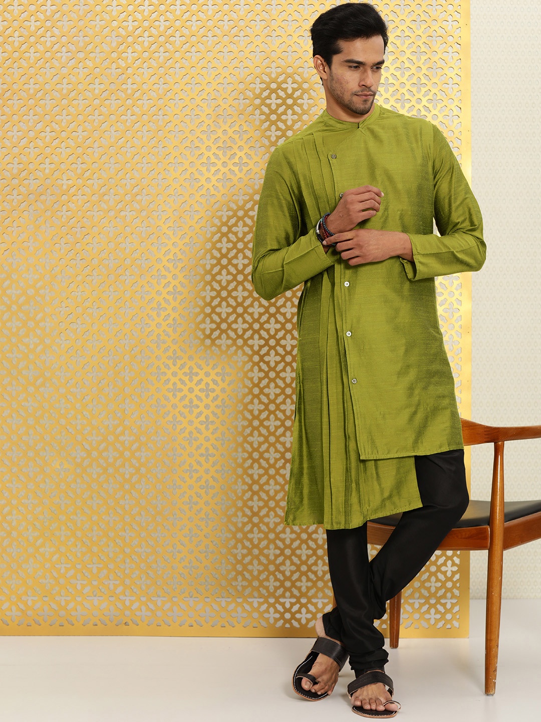 

Ode by House of Pataudi Men Olive Green Asymmetric Pintuck Kurta