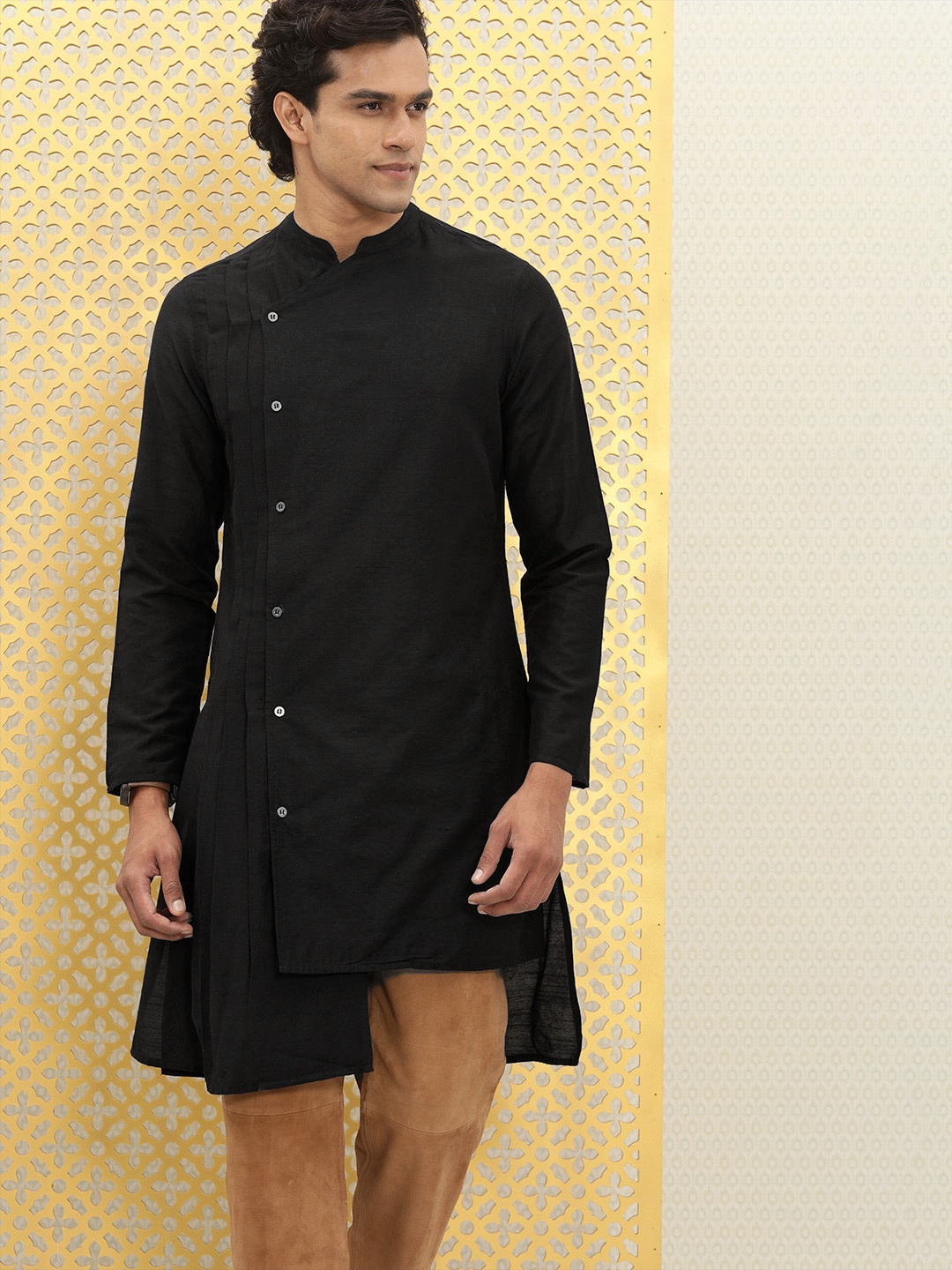 

Ode by House of Pataudi Men Black Asymmetric Pintuck Rozana Kurta