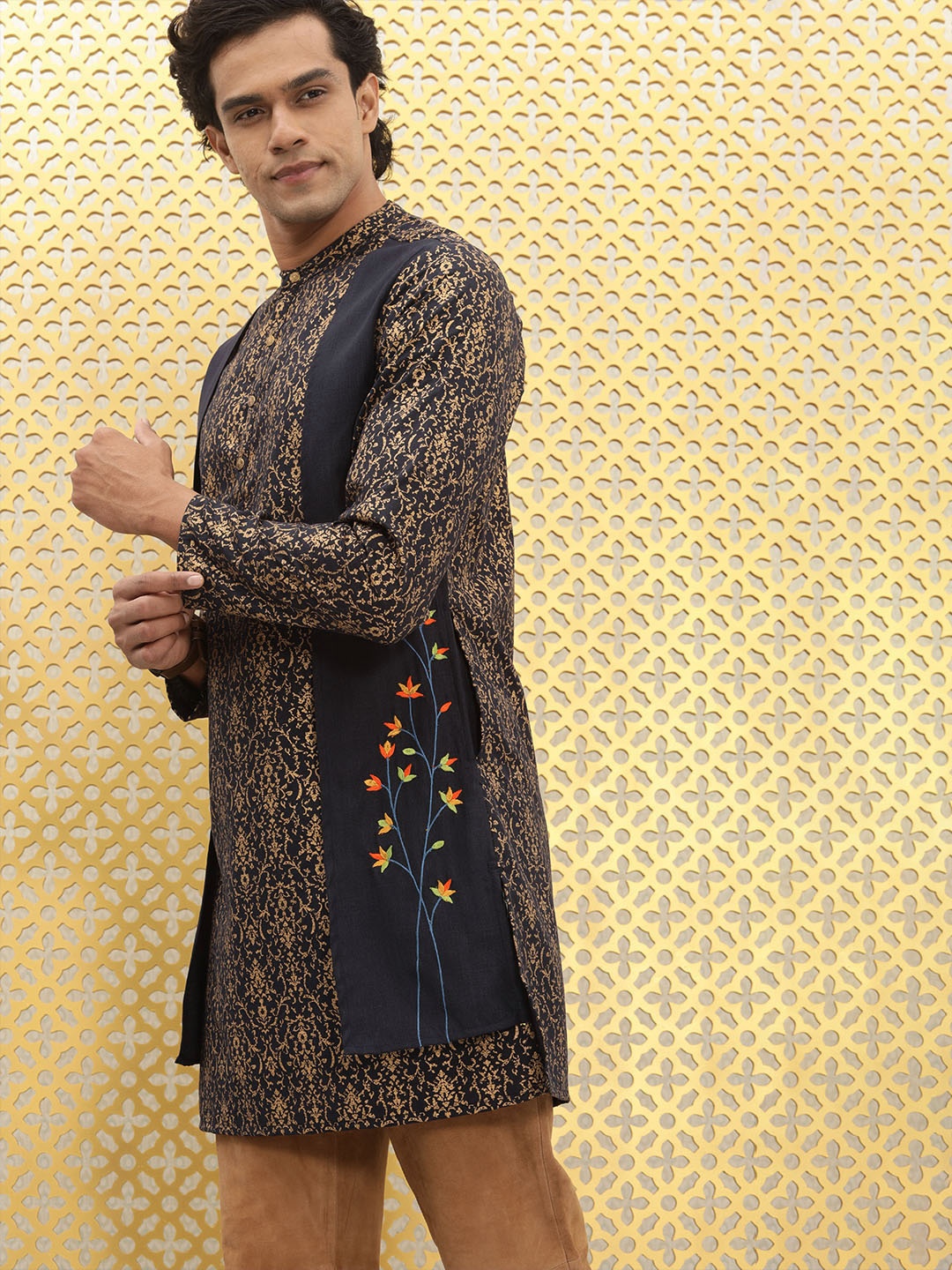 

Ode by House of Pataudi Men Navy Blue & Gold-Toned Foil Print Thread Work Jashn Kurta