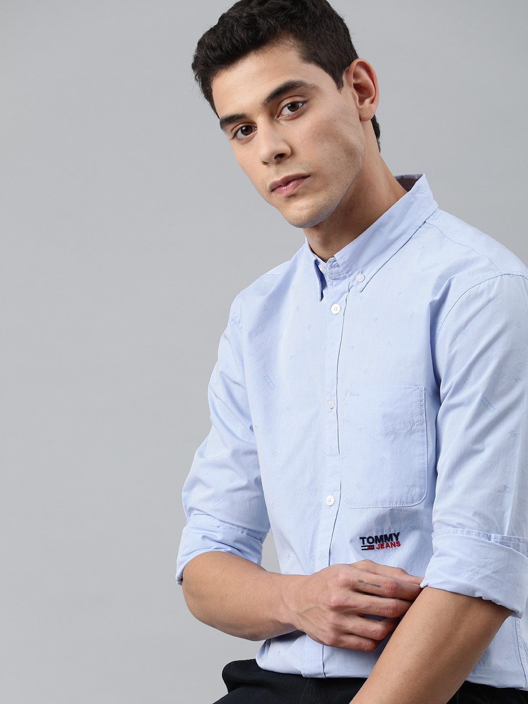 

Tommy Hilfiger Men Blue Slim Fit Solid Casual Shirt