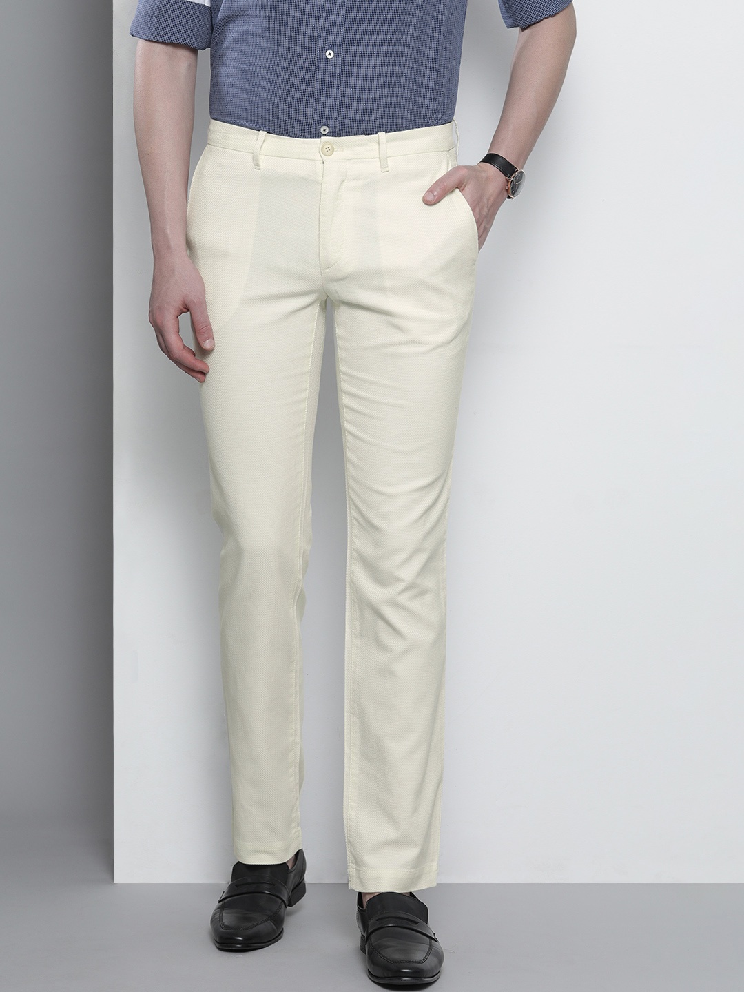 

Tommy Hilfiger Men Off-White Regular Fit Solid Regular Trousers